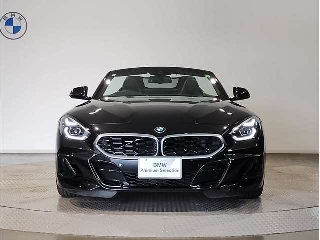 【BMWの伝統】BMWの特徴的な“キドニーグリル”は、80年以上続く伝統の形でございます。変わらないこだわりのデザインが、プレミアムブランド“BMW”を創り出します。