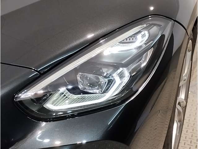 BMWのオートライトは積極的にライトをつけることにより、自車の存在を周囲に向けアピールいたします。それは安全性への配慮でもあります。