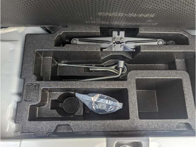 後部荷室の下にパンク修理キットや工具などが備えてあります。