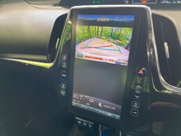 【バックカメラ】駐車時に後方がリアルタイム映像で確認できます。大型商業施設や立体駐車場での駐車時や、夜間のバック時に大活躍！運転スキルに関わらず、今や必須となった装備のひとつです！