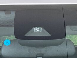 【トヨタセーフティセンス】走行中に前方の車両等を認識し、衝突しそうな時は警報とブレーキで衝突回避と被害軽減をアシスト。より安全にドライブをお楽しみいただけます。