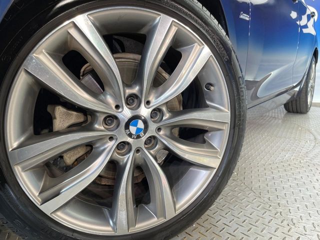 ●純正16インチアルミホイール：輸入車ならではの卓越した走りを支えるホイールと足回りです！日本車の走りに慣れている方にもぜひ体感して頂きたいほど、高いレベルでまとまっています！