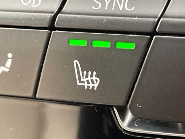 ●フロントシートヒーティング：運転席・助手席共に三段階で調節が可能なシートヒーターを装備しております。季節を問わず快適にご使用いただけます。