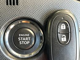 【キーレススタートシステム】カバンやポケットに入れたままでもドアの施錠・解錠が可能なスマートキーを装備。エンジンのオン・オフ時もカギを取り出す必要が無いからとっても便利です♪