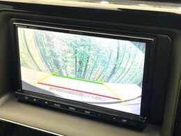 【バックカメラ】駐車時に後方がリアルタイム映像で確認できます。大型商業施設や立体駐車場での駐車時や、夜間のバック時に大活躍！運転スキルに関わらず、今や必須となった装備のひとつです！