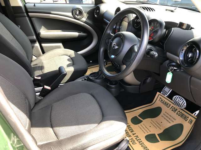 運転席シート廻りは使用感も少なく、良好な状態となっています。前オーナー様が丁寧に使っていたことがよくわかります♪