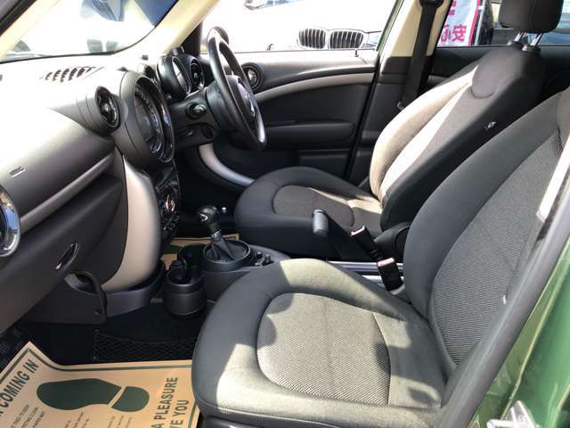 運転席シート廻りは使用感も少なく、良好な状態となっています。前オーナー様が丁寧に使っていたことがよくわかります♪