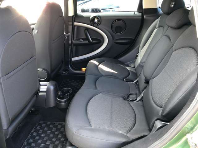 ☆後部座席☆　後部座席も気になるようなキズ・汚れやへたり等、大きなダメージはなく、良好な状態です♪