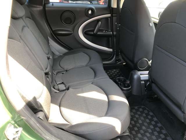 ☆後部座席☆　後部座席も気になるようなキズ・汚れやへたり等、大きなダメージはなく、良好な状態です♪