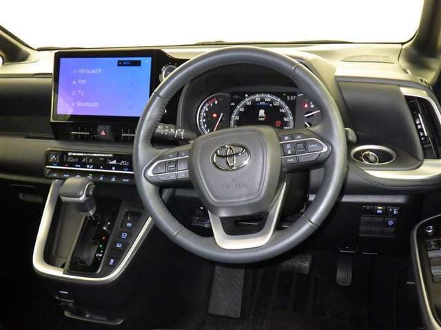 運転の際、常に目にする部分だけにシックで飽きのこないデザインが良いですね。