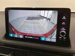 リバースギアに入れるだけで後方の表示へ切り替わります。夜間や雨の日の駐車も楽になりますよ。