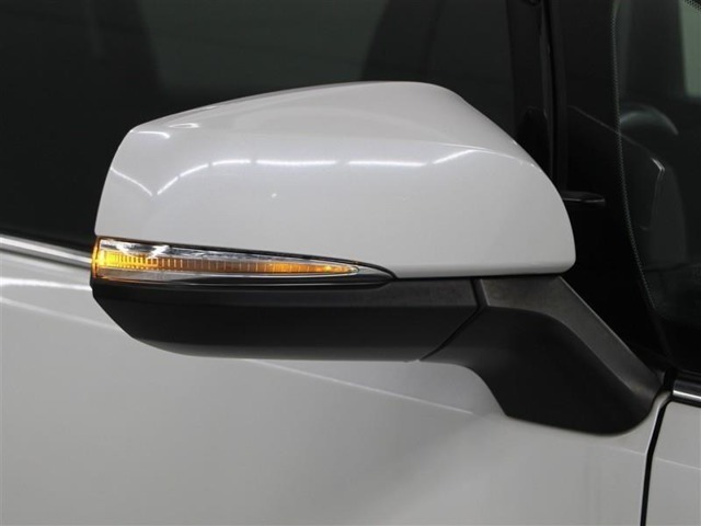 サイドターンランプ付きドアミラー。車両のドレスアップと右左折時の被視認性を兼ね備えたお洒落なミラーです。