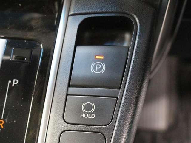 「HOLD」スイッチを押し、システムONの状態にしておくことで、渋滞や信号待ちなどでブレーキを踏んで停車した時にブレーキを保持。アクセルを踏むと解除されます。