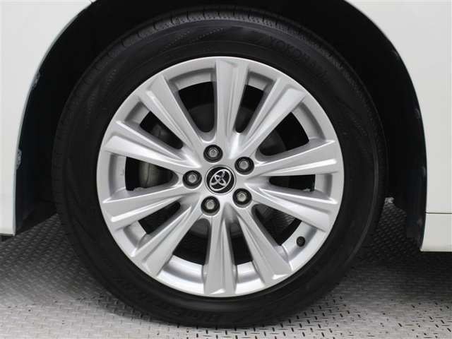 18インチアルミホイールを装着しています。タイヤサイズ235/50R18