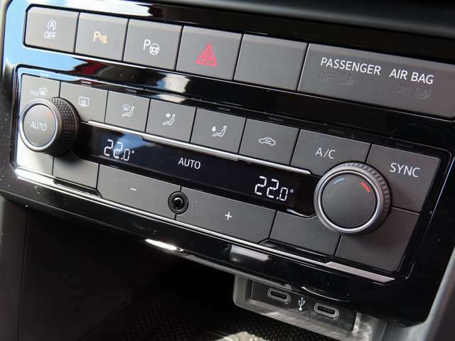 運転席、助手席と後席を別々に温度調整か出来る2ゾーンのフルオートエアコンです。