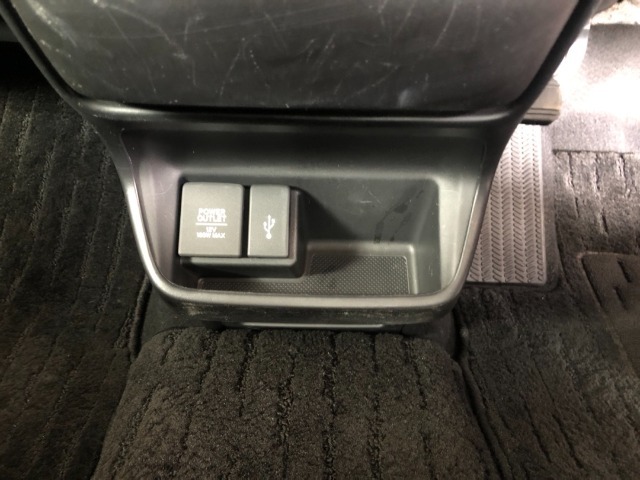 【充電用USBポート】スマホなどの充電に便利なUSBポートがついています！