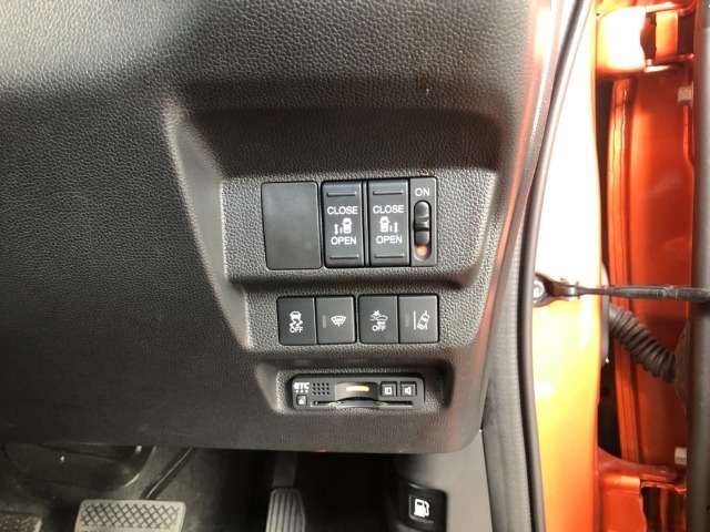 【両側電動スライドドア】リモコンや運転席のスイッチ操作のほか、ドアハンドルを少し引くだけでリアドアが自動開閉します♪