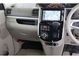 【まるまるクリーニング】内装工程では、中古車を気持ちよくお乗りいただけるよう清掃しております。シートの洗浄はもちろん、ニオイの元となるフロアカーペットまで洗浄・消臭を実施。