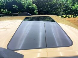 【サンルーフ】開放感たっぷりの希少装備、サンルーフが装着されています！車内に明かりを取り入れたり景色を楽しむ以外にも、車内の空気も簡単に換気できて快適です！