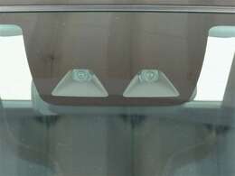 このカメラで障害物等を探知します。レーダーブレーキもついているのでいざというときに安心です。