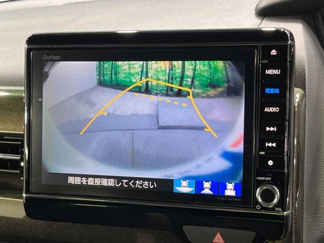 【バックカメラ】駐車時に後方がリアルタイム映像で確認できます。大型商業施設や立体駐車場での駐車時や、夜間のバック時に大活躍！運転スキルに関わらず、今や必須となった装備のひとつです！