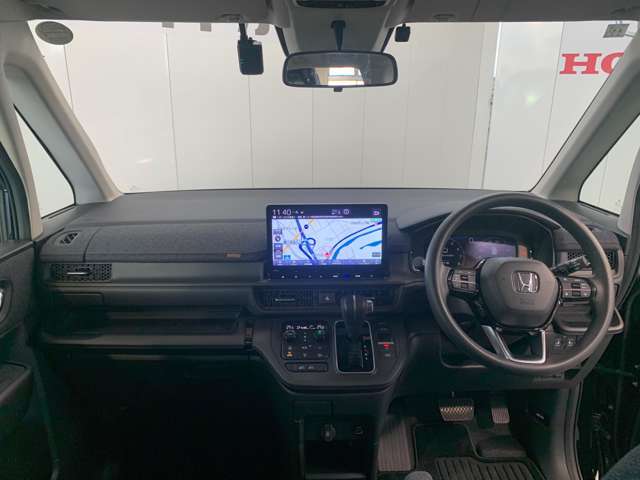 見通しの良い運転席回りとなっておりますので安心して運転をして頂けます！窓が大きいので明るく開放的な室内です