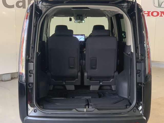 後列を収納すれば大型トランクに早変わり！段差も出来ず荷物の積み込みもラクラク♪
