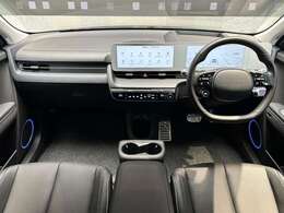 IONIQ5のインテリアは、多様なエコフレンドリー素材を活用しました。植物性オイルの幅広い使用やリサイクルPETボトルから創られた繊維の採用など、地球に優しい素材で完成されたインテリア