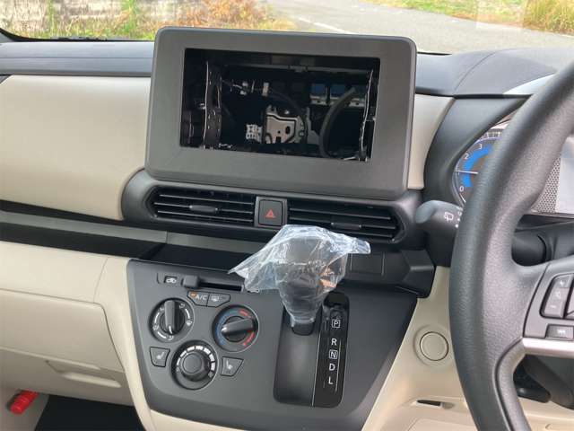 大容量なグローブボックス搭載！　車検証入れ以外にも、様々なものが収納できます！