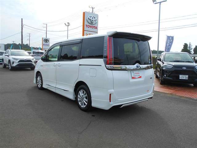 展示されているお車は全台1年間のトヨタロングラン保証が付いて参ります。最長3年間の保証（有料）をお付けすることも可能ですので、どのエリアに住むお客様でも安心して保証をお受けすることができます！