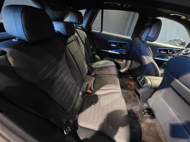 ウィンカー内蔵ドアミラーを開発したのは『メルセデス・ベンツ』です。他車からの視認性が高まり、事故の可能性を低減させています。更に、点灯部分はドライバーの視界に入らないように設計されています。