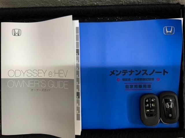 スマートキーは鍵をバッグに入れたままでもドアロックの開閉やエンジンのON・OFFができます。夜間や雨の日も鍵を探さなくて良いので便利です。