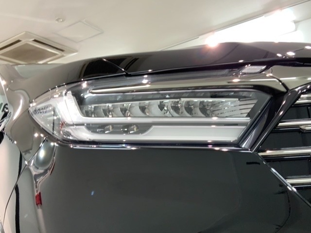 LEDヘッドライトは、点灯の瞬間から最大光量を発揮し、突然暗くなるトンネルなどでの安定感を高めます。