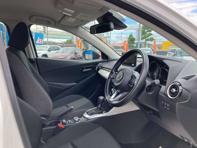 運転席は足元広々です。リラックスして運転できますね。