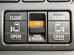 【両側パワースライドドア】スマートキーや運転席のスイッチで後席両側スライドドアの開閉が可能♪電動だから力を入れてドアを開ける必要が無く、小さなお子様でも簡単に開け閉めでき快適です♪