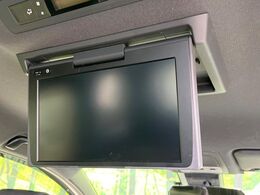 【フリップダウンモニター】大画面モニターで後席でもエンタメをお楽しみいただけます。小さなお子様にも大人気の装備です♪