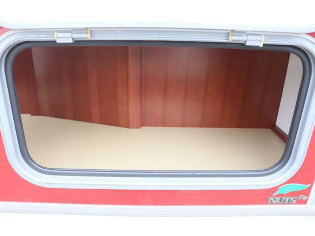 二段ベッド下の収納スペース　外からのアクセスも可能です。