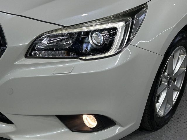 【LEDヘッドライト】悪天候や夜間走行時も良好な視界を確保し安心して運転できる高輝度LEDヘッドライトを装備！点灯速度が早く、消費電力も抑えられています。