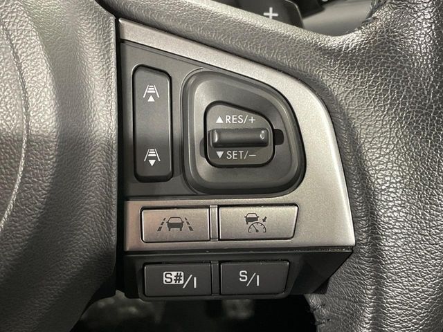 【全車速追従機能付クルーズコントロール】高速道路での長距離走行が楽に！！自動で速度を保つクルーズコントロールが、衝突軽減システムと連携し、前方の車両を感知して車間を保つように速度調節してくれます！！