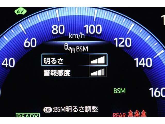 BSM（ブラインドスポットモニター）を装備。　隣の車線を走る車両を検知、車両が死角エリアに入るとドアミラーのインジケーターが光ってお知らせ！