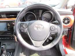 ステアリングスイッチ付き。前方から目を離すことなく操作することが可能です。