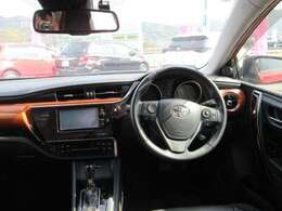 シンプルで操作しやすいハンドル回り＆エアコン操作スイッチ回り