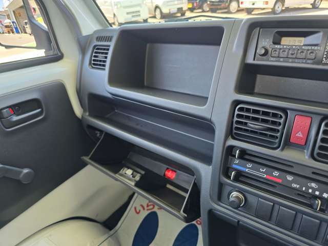 助手席にはグローブBOXの他にも収納が付いております。車検証等の収納にお使いください