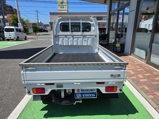 荷台には社外品のゴムマットが敷かれています。キズ等もありますので、ご確認ください。