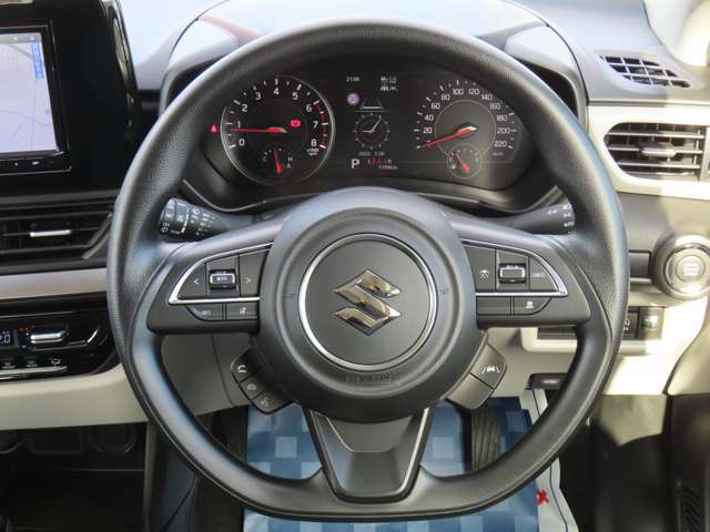 【ステアリング】軽く扱いやすいステアリング操作が可能です◎