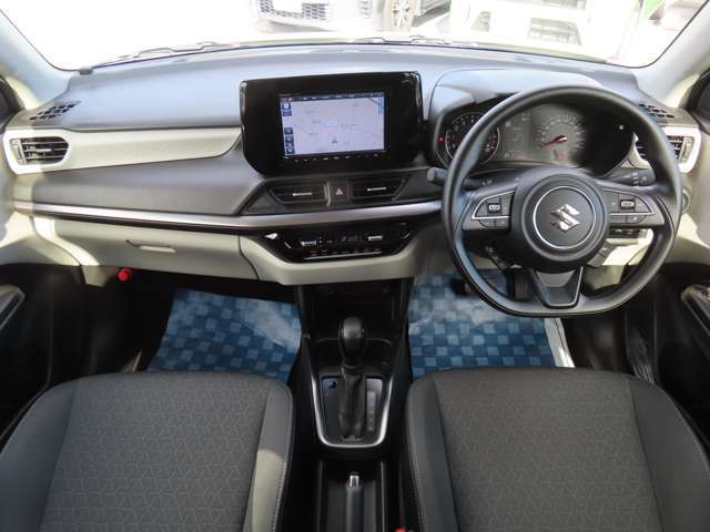 【室内】黒を基調とした落ち着いた室内です☆