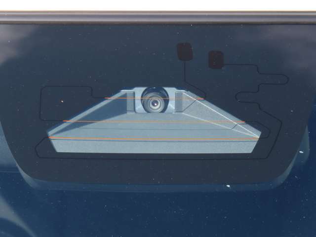 【デュアルセンサーブレーキサポートII】フロントガラスに設置した単眼カメラとミリ波レーダーで前方の歩行者や車両を検知。交差点内での右左折・出合い頭の衝突回避支援機能も搭載！