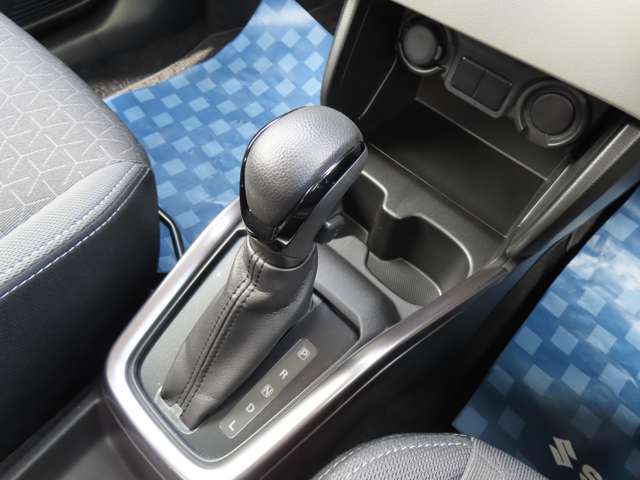 【フロアシフト】インパネシフトが多いコンパクトカーですが、フロア式を使い慣れた方も多いと思います♪