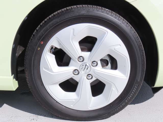 【ホイールキャップ付き】誰が言い始めたのでしょうか・・・「おしゃれは足元から」ホイールキャップで着飾ってます☆