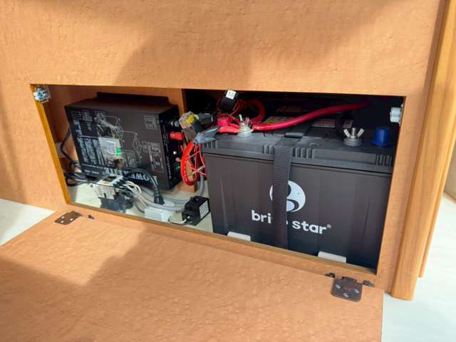 ツインサブバッテリー　走行充電　外部充電・電源　1500Wインバーター